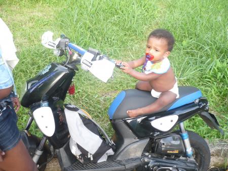 m&eacute; cky ce beau mec c normal c mn neveu ch&eacute;wy ke jaime m&egrave;me si parfoi tu f tatie p&eacute;t&eacute; les plom lol kisssss