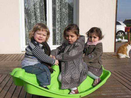 un mercredi apr&egrave;s midi chez les voisines pendant que mon fr&egrave;re allait voir oui-oui