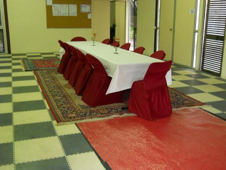 Chaises pliantes avec housses bordeaux