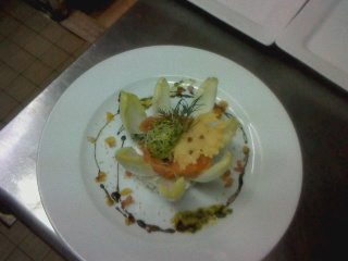Salade d'endives et saumon fumé, réduction de balsamique et oranges