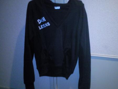 pull noir &agrave; capuche