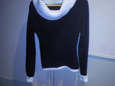 pull noir a col roul&eacute; blanc 