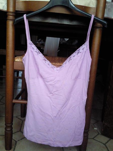 d&eacute;bardeur violet avec d&eacute;colet&eacute; en dentelle