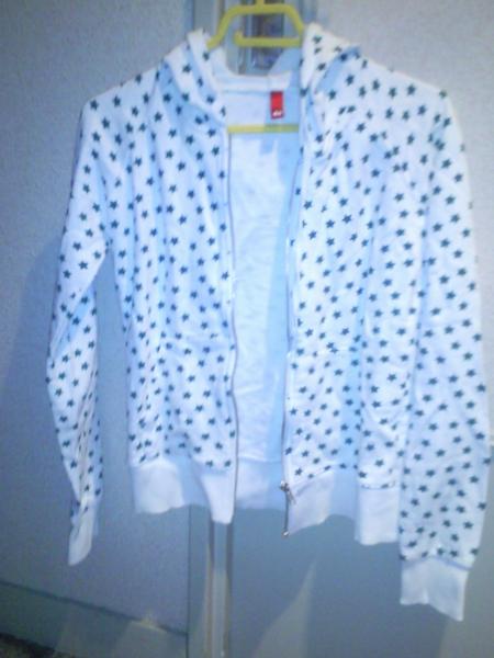 gilet blanc H&M avec petites etoiles verte