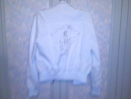 blouson blanc derriere avec motifs
