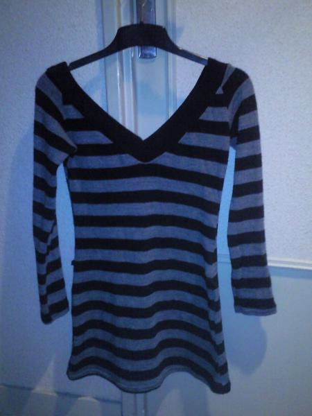 pull gris et noir a rayure col en v