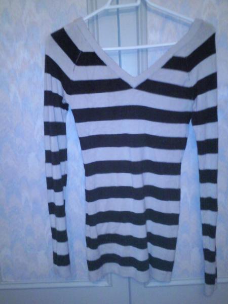 pull long en col v beige et marron
