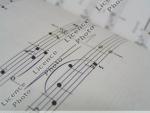 Par quels ph�nom�nes nous est-il possible d��mettre un son via les instruments de musique, puis, apr�s sa propagation, de le percevoir ?